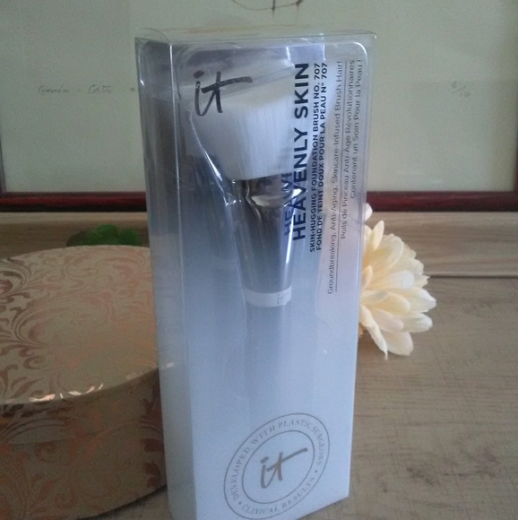 it cosmetics Other - BNIB IT COSMETICS Heavenly Skin Brush #707